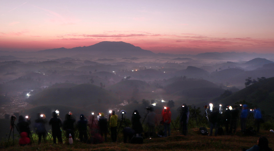 Nhiều người yêu nhiếp ảnh thức dậy từ 4 giờ sáng lên đồi chè Long Cốc chụp ảnh, thậm chí có người còn cắm trại tại chỗ để không bỏ lỡ bất cứ khoảnh khắc nào ở đây. (Ảnh: Trung Kiên/TTXVN)