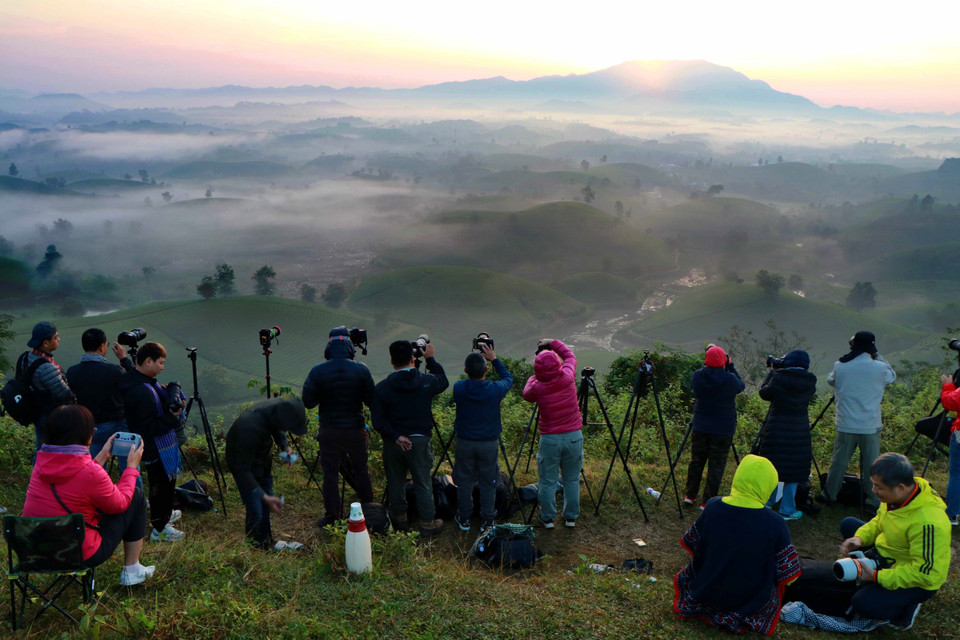 Khoảng thời gian Mặt Trời vừa ló ra khỏi đỉnh núi là khoảng thời gian được người yêu nhiếp ảnh chờ đợi nhất. (Ảnh: Trung Kiên/TTXVN)