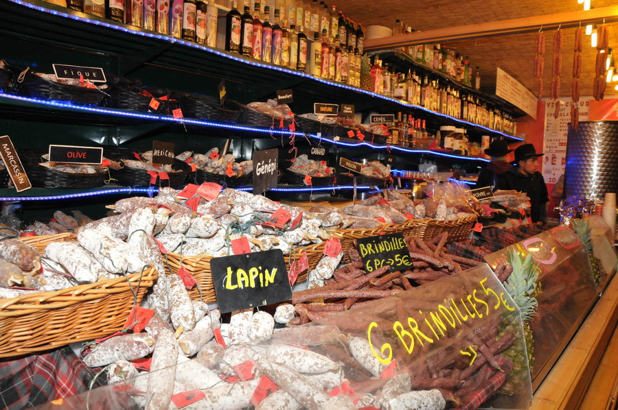 Xúc xích, đặc sản không thể thiếu trong dịp Noel. (Ảnh: Hương Giang/Vietnam+)