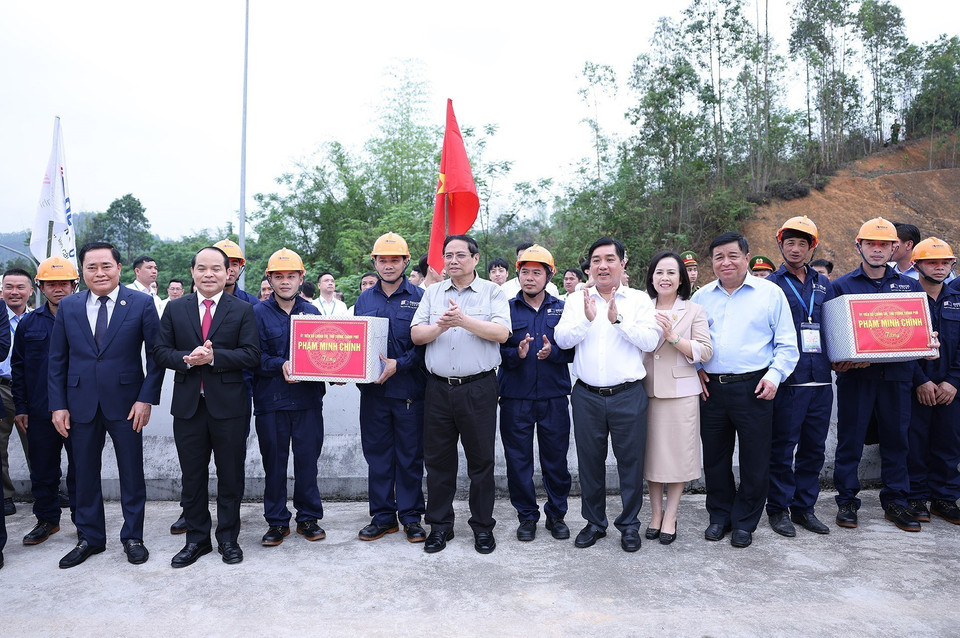 Thủ tướng Phạm Minh Chính tặng quà công nhân thi công Dự án đầu tư xây dựng tuyến đường bộ cao tốc cửa khẩu Hữu Nghị-Chi Lăng. (Ảnh: Dương Giang/TTXVN)