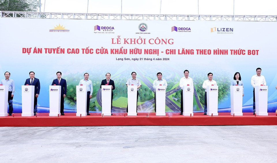 Thủ tướng Phạm Minh Chính và các đại biểu khởi công Dự án đầu tư xây dựng tuyến đường bộ cao tốc cửa khẩu Hữu Nghị-Chi Lăng. (Ảnh: Dương Giang/TTXVN)