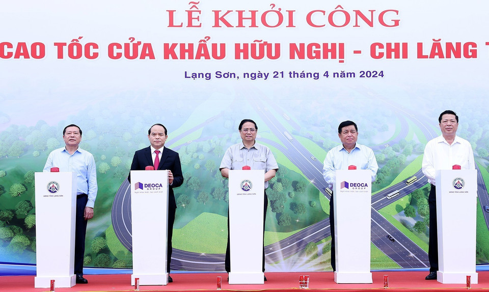 Thủ tướng Phạm Minh Chính và các đại biểu khởi công Dự án đầu tư xây dựng tuyến đường bộ cao tốc cửa khẩu Hữu Nghị-Chi Lăng. (Ảnh: Dương Giang/TTXVN)