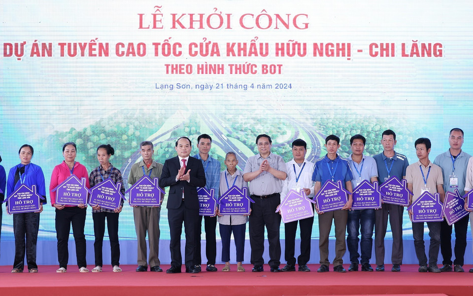 Thủ tướng Phạm Minh Chính và Bí thư Tỉnh ủy Lạng Sơn Nguyễn Quốc Đoàn trao tặng biểu trưng nhà Đại đoàn kết cho các hộ gia đình. (Ảnh: Dương Giang/TTXVN)