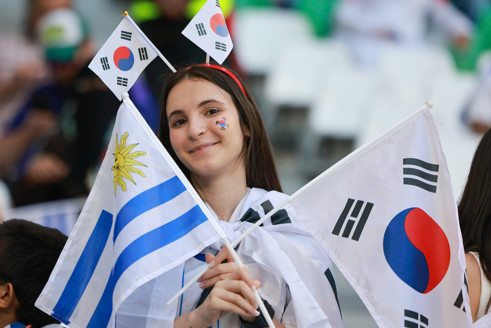 Nữ cổ động viên cổ vũ cho đội tuyển Hàn Quốc và Urguay. (Ảnh: Hải An/Vietnam+)