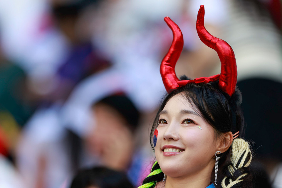 Các fan nữ luôn tạo nên sự 'khác biệt' trên khán đài. (Ảnh: Hải An/Vietnam+)