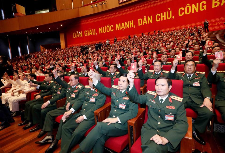 Đoàn đại biểu Đảng bộ Quân đội biểu quyết thông qua Chương trình làm việc của Đại hội. (Ảnh: TTXVN)