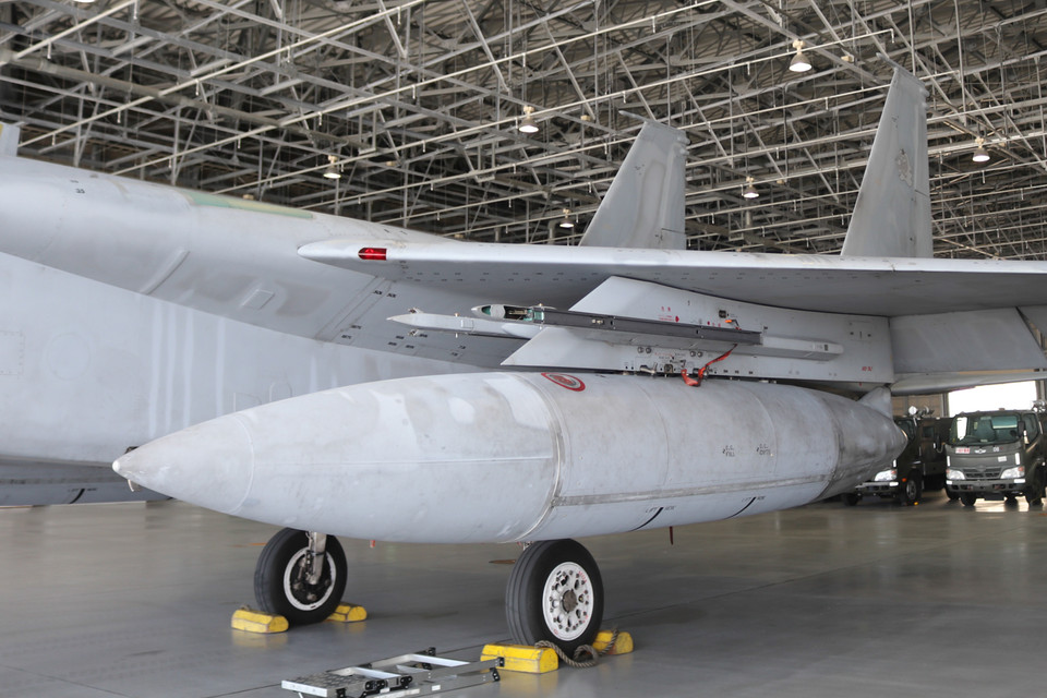 Bình dầu phụ được gắn trên một chiếc F-15J 