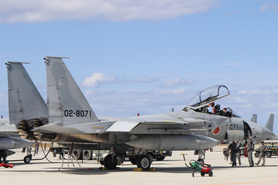 Kỹ thuật viên và phi công kiểm tra kỹ càng máy bay trước một nhiệm vụ mới.