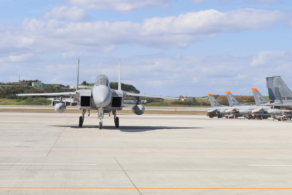 Máy bay trở về căn cứ sau một chuyến tuần tra. 