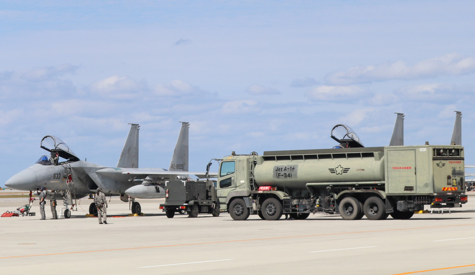 Tiếp nhiên liệu chuẩn bị cho chuyến bay.