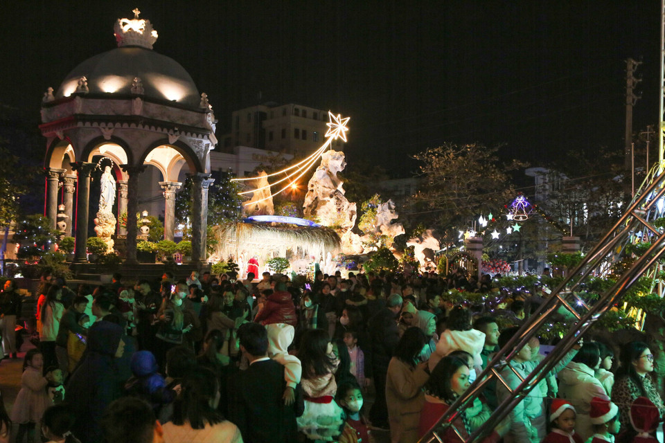 Đông đảo người dân đến Nhà thời Khoái Đồng, thành phố Nam Định, để đón không khí Giáng sinh. (Ảnh: Công Luật/TTXVN)