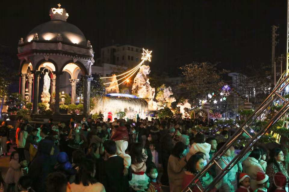 Đông đảo người dân đến Nhà thời Khoái Đồng, thành phố Nam Định, để đón không khí Giáng sinh. (Ảnh: Công Luật/TTXVN)