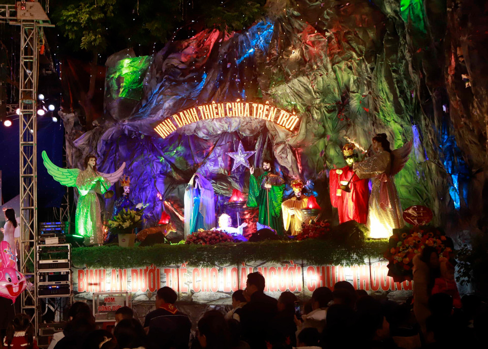 Hang đá Noel được tại Giáo xứ Bảo Sơn, huyện Bình Xuyên (Vĩnh Phúc) trang trí với nhiều màu sắc cuốn hút người xem. (Ảnh: Hoàng Hùng/TTXVN)