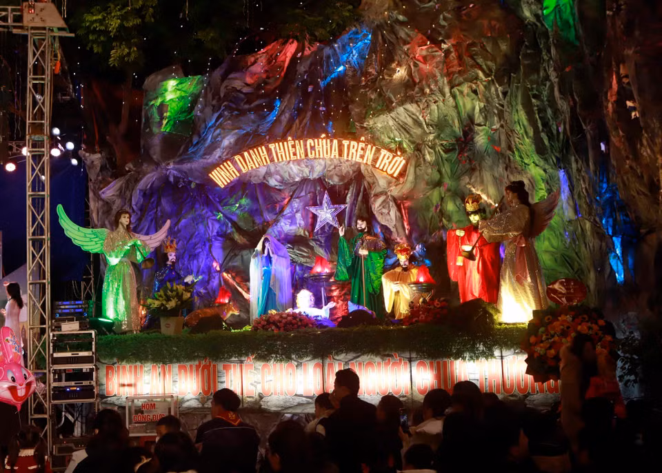 Hang đá Noel được tại Giáo xứ Bảo Sơn, huyện Bình Xuyên (Vĩnh Phúc) trang trí với nhiều màu sắc cuốn hút người xem. (Ảnh: Hoàng Hùng/TTXVN)