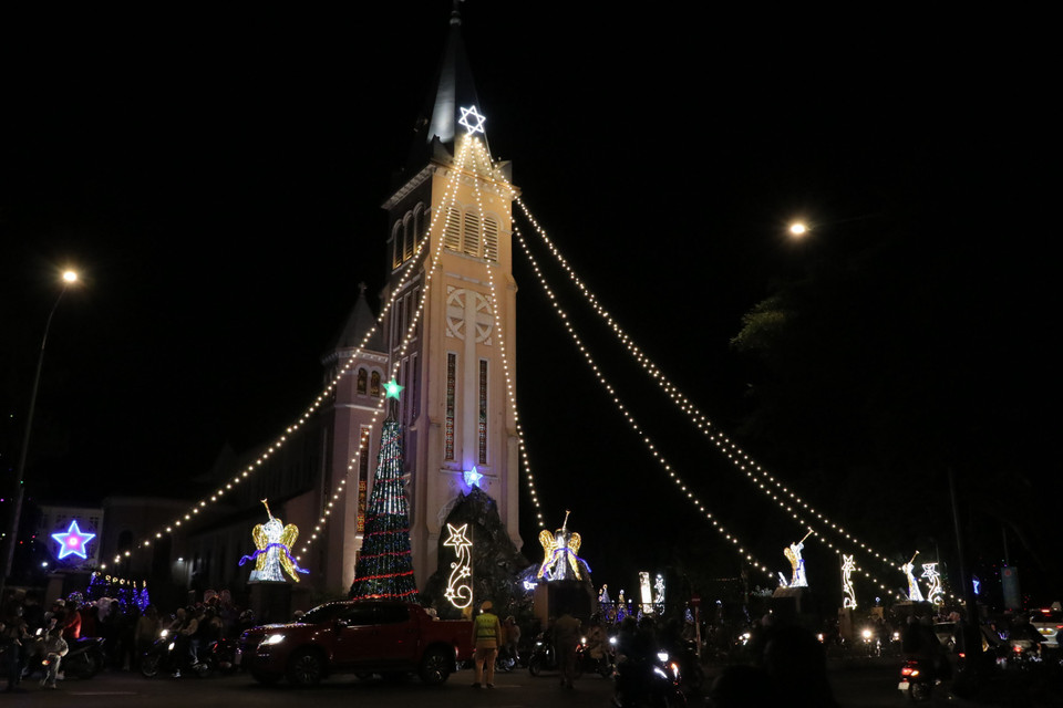 Con đường trước cổng Nhà thờ Chánh tòa Đà Lạt ùn ứ trong đêm Giáng sinh. (Ảnh Quốc Hùng/TTXVN)