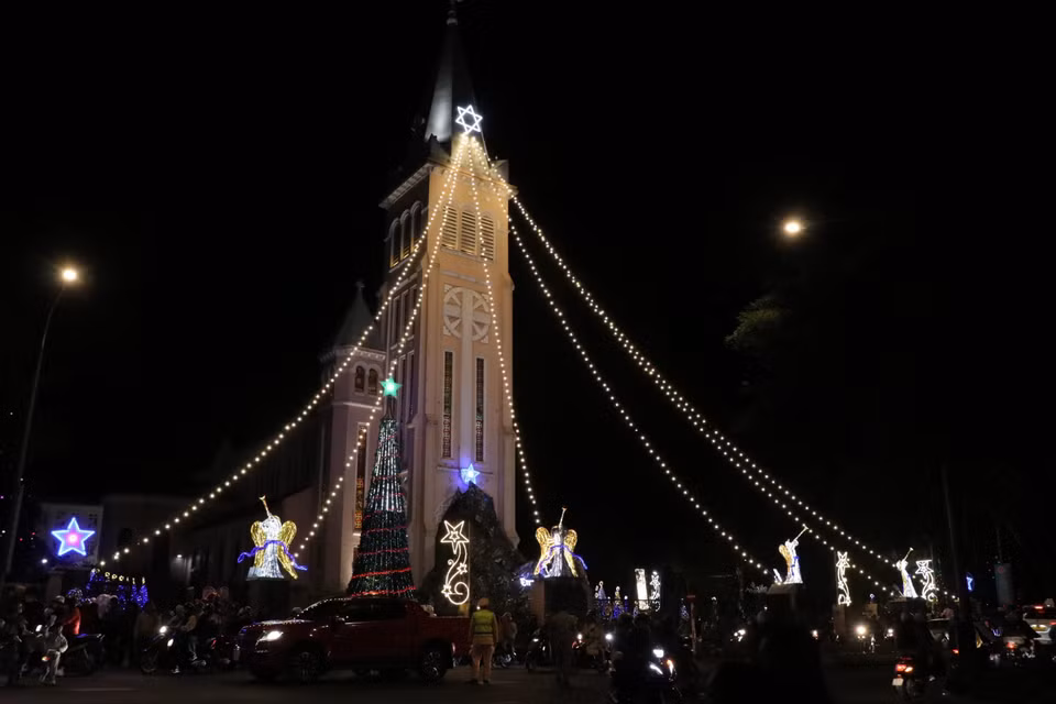 Con đường trước cổng Nhà thờ Chánh tòa Đà Lạt ùn ứ trong đêm Giáng sinh. (Ảnh Quốc Hùng/TTXVN)