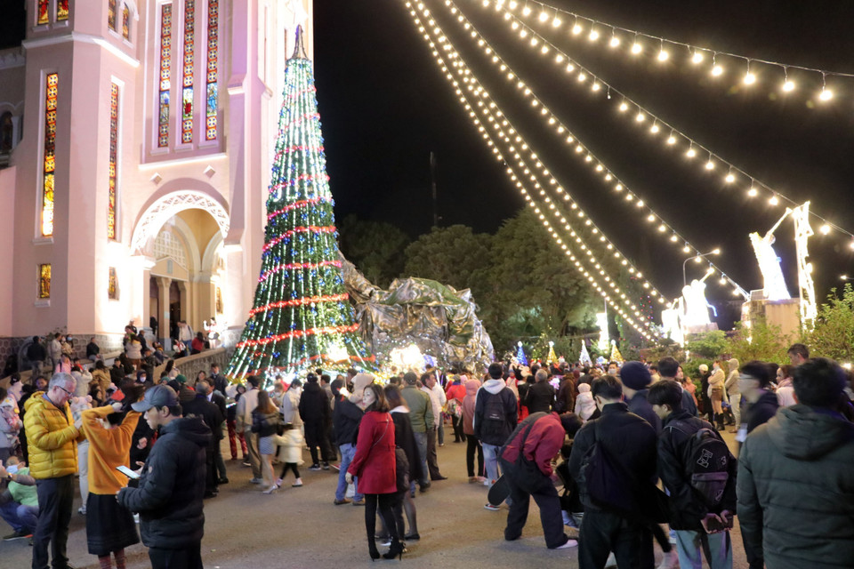 Nhà thờ Chánh tòa Đà Lạt thu hút nhiều du khách tới trong đêm Giáng sinh. (Ảnh Quốc Hùng/TTXVN)