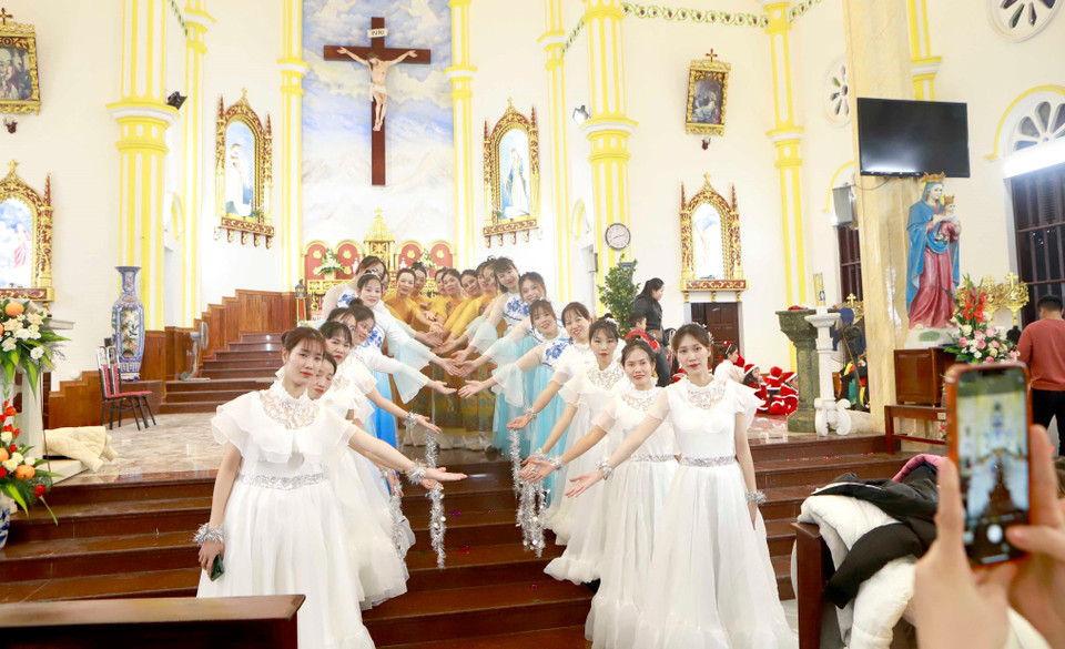Giáo dân Giáo xứ Bảo Sơn, huyện Bình Xuyên (Vĩnh Phúc) vui đón Giáng sinh. (Ảnh: Hoàng Hùng/TTXVN)