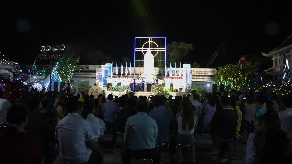 Đồng bào Công giáo dự Lễ Giáng sinh tại Nhà thờ Vị Hưng, phường IV, thành phố Vị Thanh. (Ảnh: Hồng Thái/TTXVN)