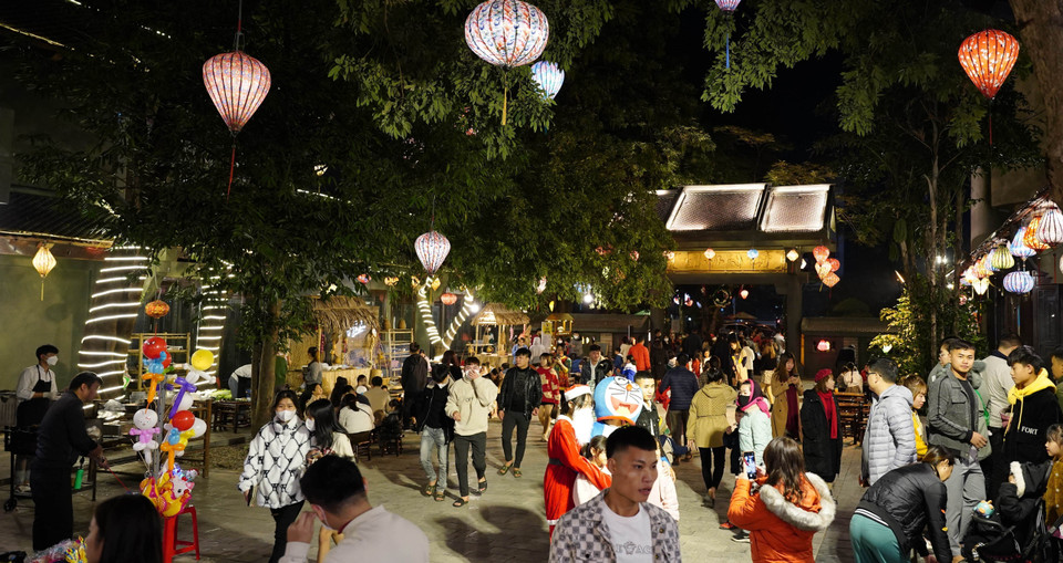 Phố cổ Hoa Lư, thành phố Ninh Bình, tỉnh Ninh Bình, là địa điểm thu hút đông đảo người dân và du khách trong đêm Giáng sinh 2023. (Ảnh: Thùy Dung/TTXVN)