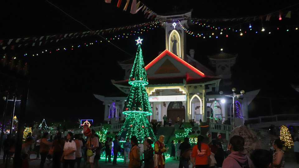 Nhà thờ Vị Hưng, phường IV, thành phố Vị Thanh đêm Lễ Giáng sinh. (Ảnh: Hồng Thái/TTXVN)