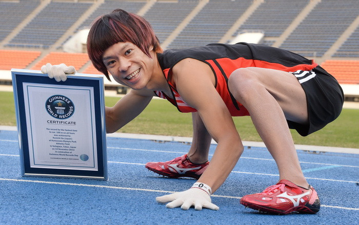 Vận động viên người Nhật Bản Kenichi Ito đã lập Kỷ lục Thế giới Guinness sau khi hoàn thành quãng đường chạy 100m bằng cả hai chân và hai tay trong khoảng thời gian 16,87 giây tại một cuộc thi chạy được tổ chức tại Tokyo ngày 14/11. (Nguồn: AFP/TTXVN)