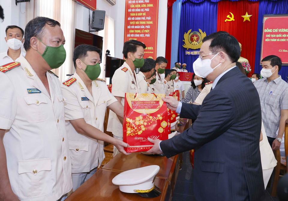 Chủ tịch Quốc hội Vương Đình Huệ tặng quà Tết cho cán bộ, chiến sỹ Công an tỉnh Cà Mau. (Ảnh: Doãn Tấn/TTXVN)
