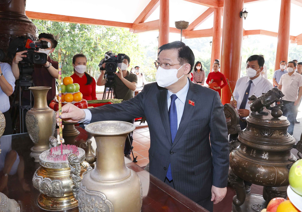 Hình ảnh Chủ tịch Quốc hội Vương Đình Huệ dâng hương tưởng niệm Chủ tịch Hồ Chí Minh. (Ảnh: Doãn Tấn/TTXVN)