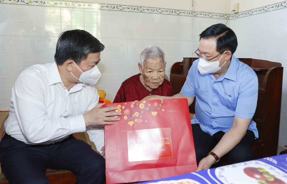 Chủ tịch Quốc hội Vương Đình Huệ đến thăm, tặng quà Mẹ Việt Nam Anh hùng Võ Thị Nay ở xã Châu Bình, huyện Giồng Trôm. (Ảnh: Doãn Tấn/TTXVN)