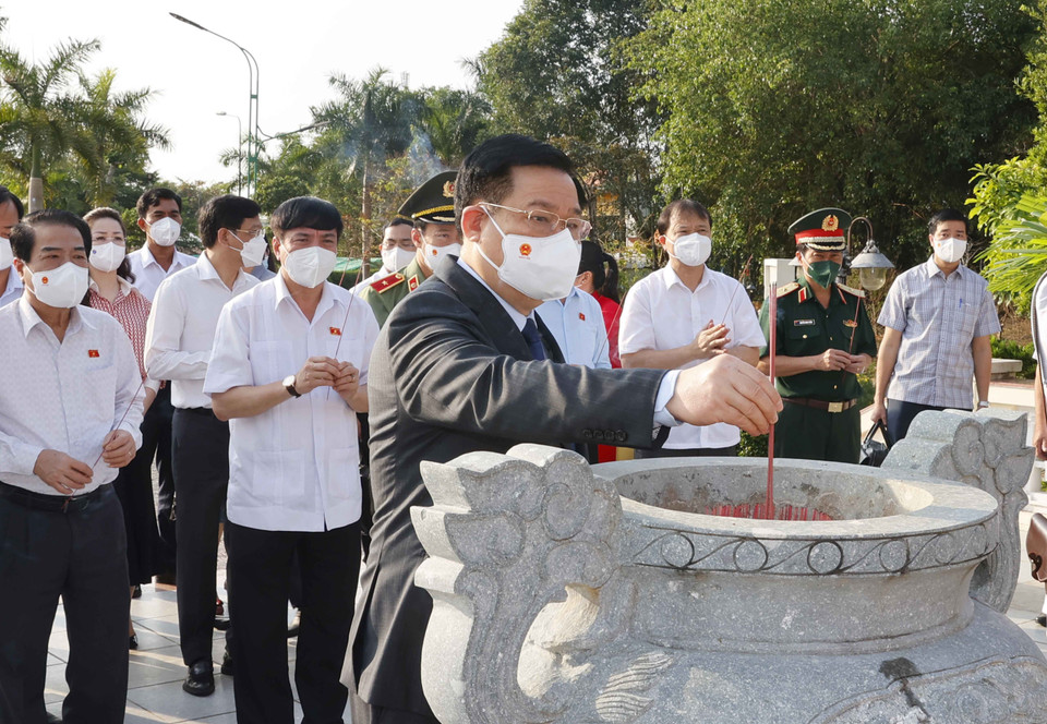 Nhân chuyến công tác tại tỉnh Cà Mau, sáng 25/1, Chủ tịch Quốc hội Vương Đình Huệ và đoàn công tác của Quốc hội dâng hương tưởng niệm Chủ tịch Hồ Chí Minh tại Khu tưởng niệm Chủ tịch Hồ Chí Minh, phường 1, thành phố Cà Mau. (Ảnh: Doãn Tấn/TTXVN)