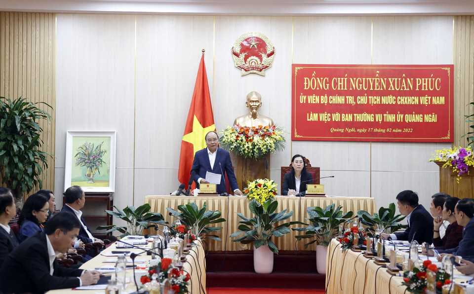 Quang cảnh buổi làm việc của Chủ tịch nước Nguyễn Xuân Phúc với Ban Thường vụ Tỉnh ủy Quảng Ngãi. (Ảnh: Thống Nhất/TTXVN)