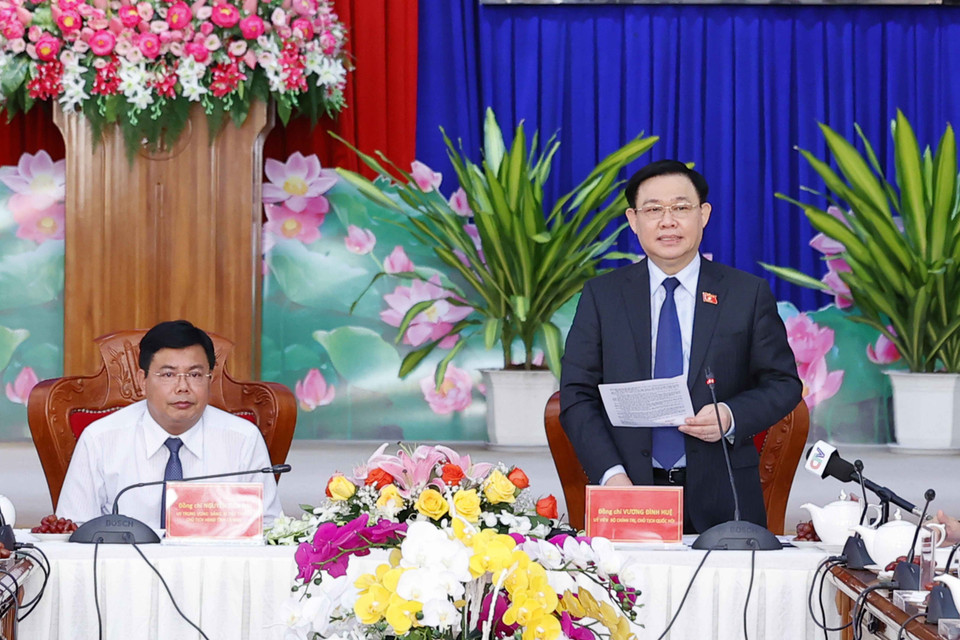 Chủ tịch Quốc hội Vương Đình Huệ chúc Tết Công an tỉnh Cà Mau. (Ảnh: Doãn Tấn/TTXVN)