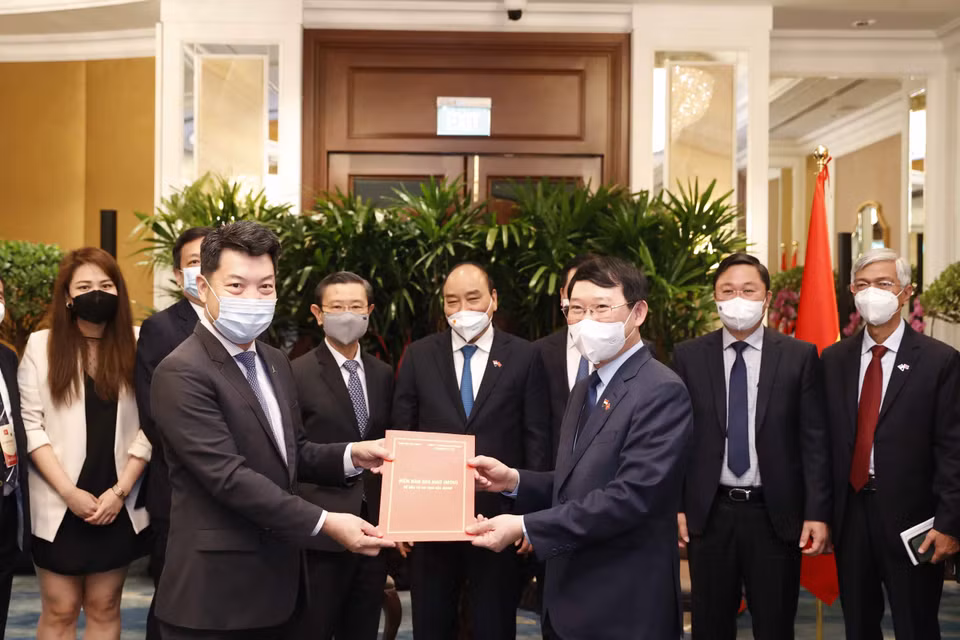 Chủ tịch nước Nguyễn Xuân Phúc chứng kiến lễ trao Biên bản ghi nhớ về đầu tư tại tỉnh Bắc Giang giữa Chủ tịch UBND tỉnh Bắc Giang Lê Ánh Dương và đại diện Công ty TNHH Quản lý Bất động sản CapitalLand (CapitaLand (Vietnam) Holdings Pte. Ltd). (Ảnh: Thống Nhất/TTXVN)