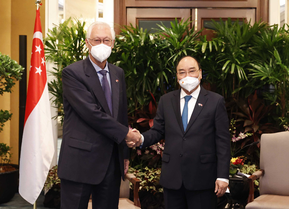 Tiếp tục chuyến thăm cấp Nhà nước tới Singapore, sáng 26/2, Chủ tịch nước Nguyễn Xuân Phúc tiếp Bộ trưởng Cao cấp Singapore Goh Chok Tong. (Ảnh: Thống Nhất/TTXVN)