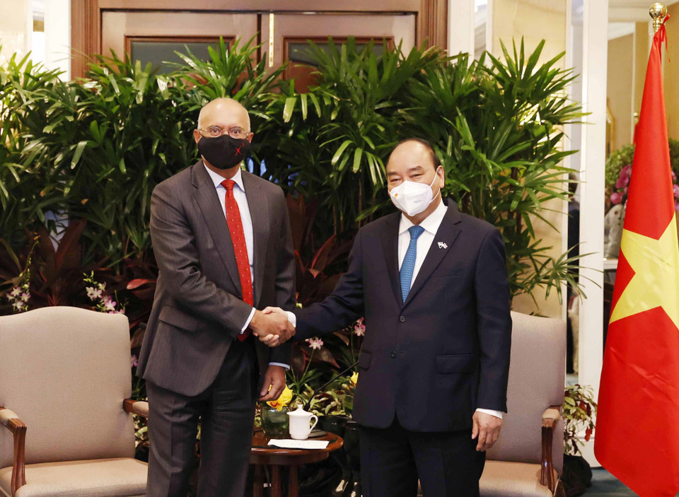 Tiếp tục chuyến thăm cấp Nhà nước tới Singapore, sáng 26/2, Chủ tịch nước Nguyễn Xuân Phúc tiếp ông Piyush Gupta, Tổng Giám đốc Ngân hàng DBS. (Ảnh: Thống Nhất/TTXVN)