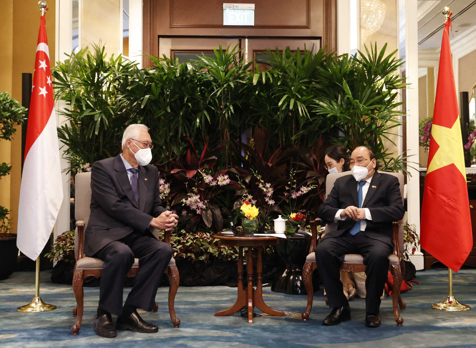  Chủ tịch nước Nguyễn Xuân Phúc tiếp Bộ trưởng Cao cấp Singapore Goh Chok Tong. (Ảnh: Thống Nhất/TTXVN)