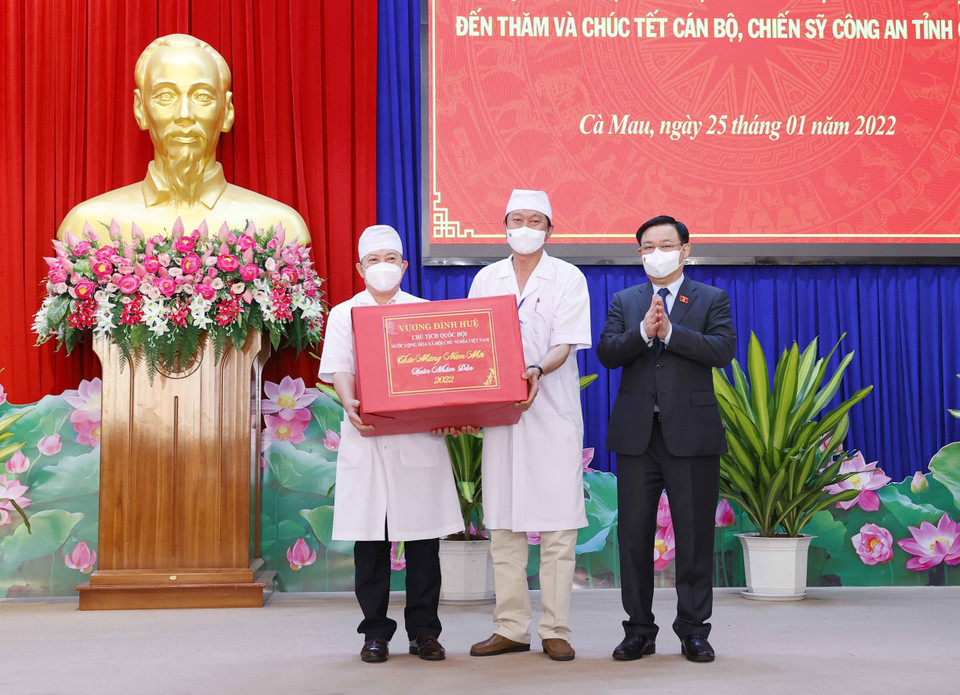 Chủ tịch Quốc hội Vương Đình Huệ tặng quà Tết cho cán bộ y tế, lực lượng tuyến đầu phòng, chống dịch COVID-19 tỉnh Cà Mau. (Ảnh: Doãn Tấn/TTXVN)