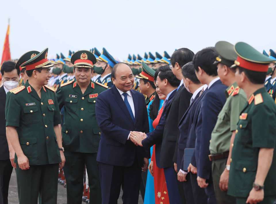 Chủ tịch nước Nguyễn Xuân Phúc với các đại biểu tham dự buổi lễ. (Ảnh: Thống Nhất/TTXVN)