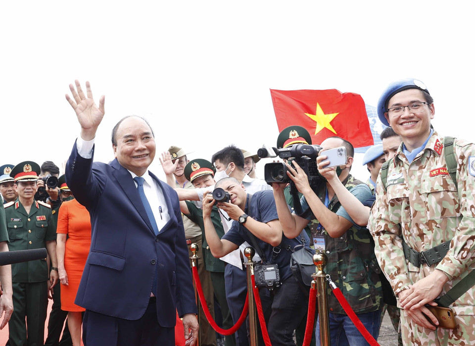 Hình ảnh Chủ tịch nước Nguyễn Xuân Phúc tiễn các cán bộ, chiến sỹ Đội Công binh số 1 và Bệnh viện dã chiến cấp 2 số 4 lên đường thực hiện nhiệm vụ gìn giữ hòa bình Liên hợp quốc. (Ảnh: Thống Nhất/TTXVN)