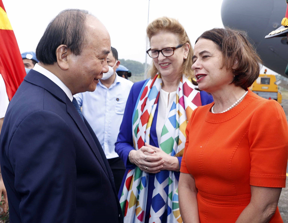 Chủ tịch nước Nguyễn Xuân Phúc trao đổi với các chuyên gia của Liên hợp quốc và đại diện các tổ chức quốc tế tại Việt Nam tham dự buổi lễ. (Ảnh: Thống Nhất/TTXVN)