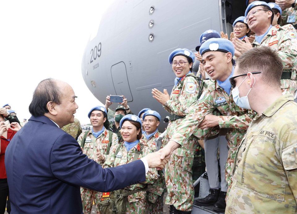 Chủ tịch nước Nguyễn Xuân Phúc tiễn các cán bộ, chiến sỹ Đội Công binh số 1 và Bệnh viện dã chiến cấp 2 số 4 lên đường thực hiện nhiệm vụ gìn giữ hòa bình Liên hợp quốc. (Ảnh: Thống Nhất/TTXVN)