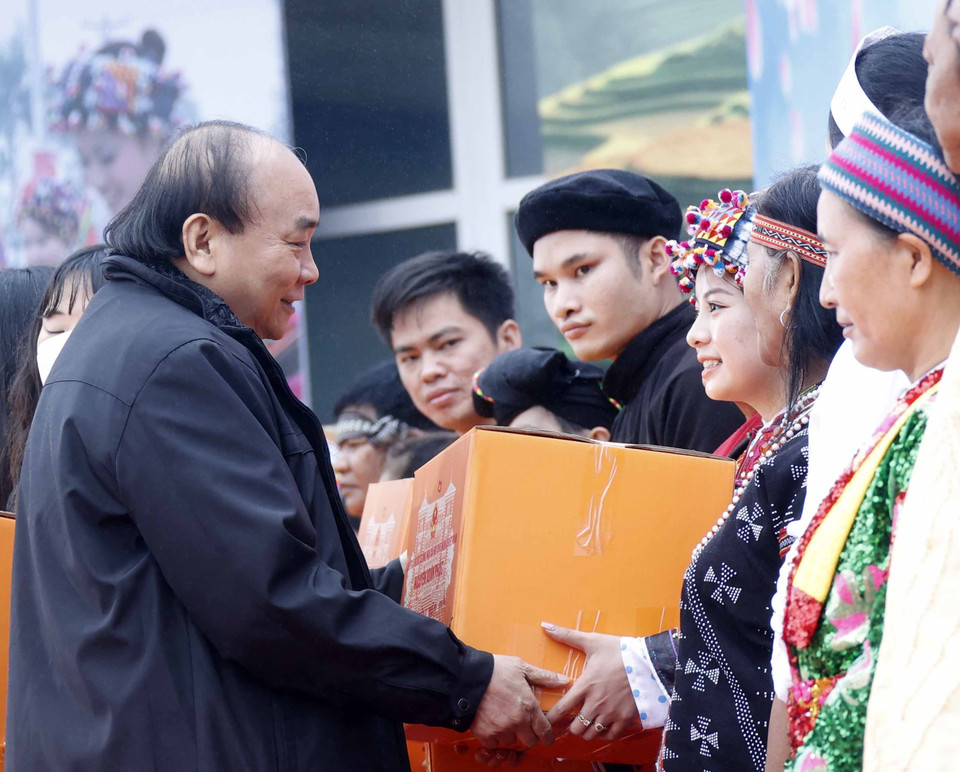 Chủ tịch nước Nguyễn Xuân Phúc tặng quà cho đại diện các dân tộc. (Ảnh: Thống Nhất/TTXVN)