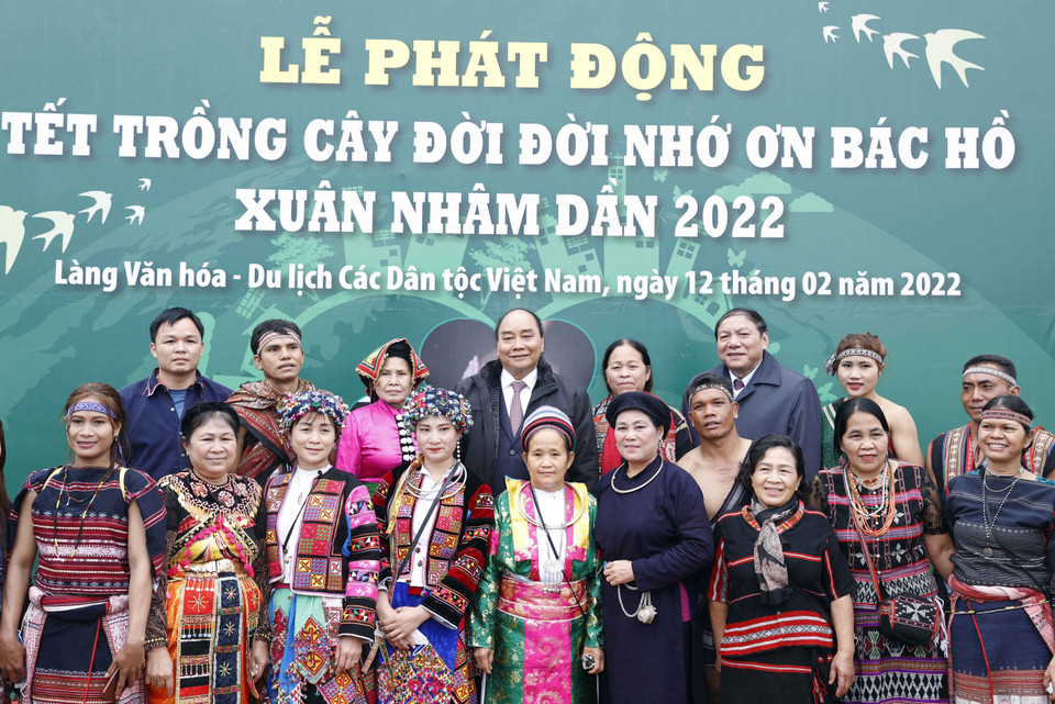 Chủ tịch nước Nguyễn Xuân Phúc chụp ảnh chung với đại biểu các dân tộc tham dự lễ khai mạc Ngày hội. (Ảnh: Thống Nhất/TTXVN)