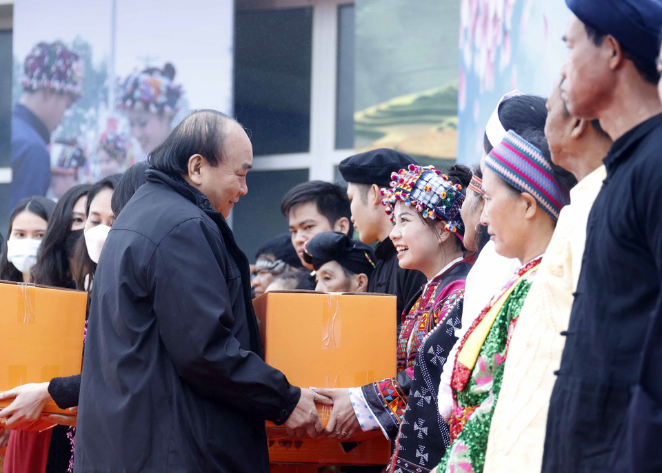 Hình ảnh Chủ tịch nước Nguyễn Xuân Phúc tặng quà cho đại diện các dân tộc. (Ảnh: Thống Nhất/TTXVN)