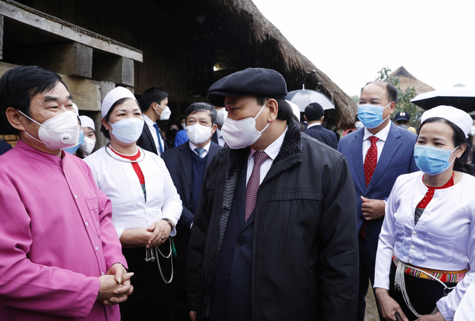 Chủ tịch nước Nguyễn Xuân Phúc thăm làng Mường trong Làng Văn hóa du lịch các dân tộc Việt Nam. (Ảnh: Thống Nhất/TTXVN)