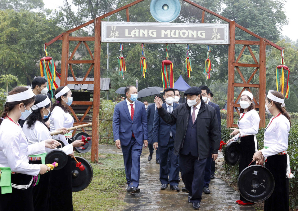 Chủ tịch nước Nguyễn Xuân Phúc thăm làng Mường trong Làng Văn hóa du lịch các dân tộc Việt Nam. (Ảnh: Thống Nhất/TTXVN)