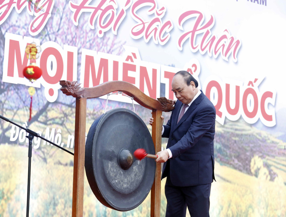 Chủ tịch nước Nguyễn Xuân Phúc đánh cồng khai hội. (Ảnh: Thống Nhất/TTXVN)