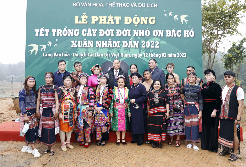 Chủ tịch nước Nguyễn Xuân Phúc chụp ảnh chung với đại biểu các dân tộc tham dự lễ khai mạc Ngày hội. (Ảnh: Thống Nhất/TTXVN)