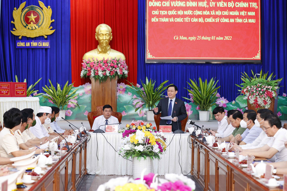 Chủ tịch Quốc hội Vương Đình Huệ chúc Tết Công an tỉnh Cà Mau. (Ảnh: Doãn Tấn/TTXVN)