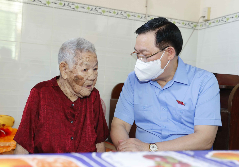 Chủ tịch Quốc hội Vương Đình Huệ đến thăm Mẹ Việt Nam Anh hùng Võ Thị Nay ở xã Châu Bình, huyện Giồng Trôm. (Ảnh: Doãn Tấn/TTXVN)